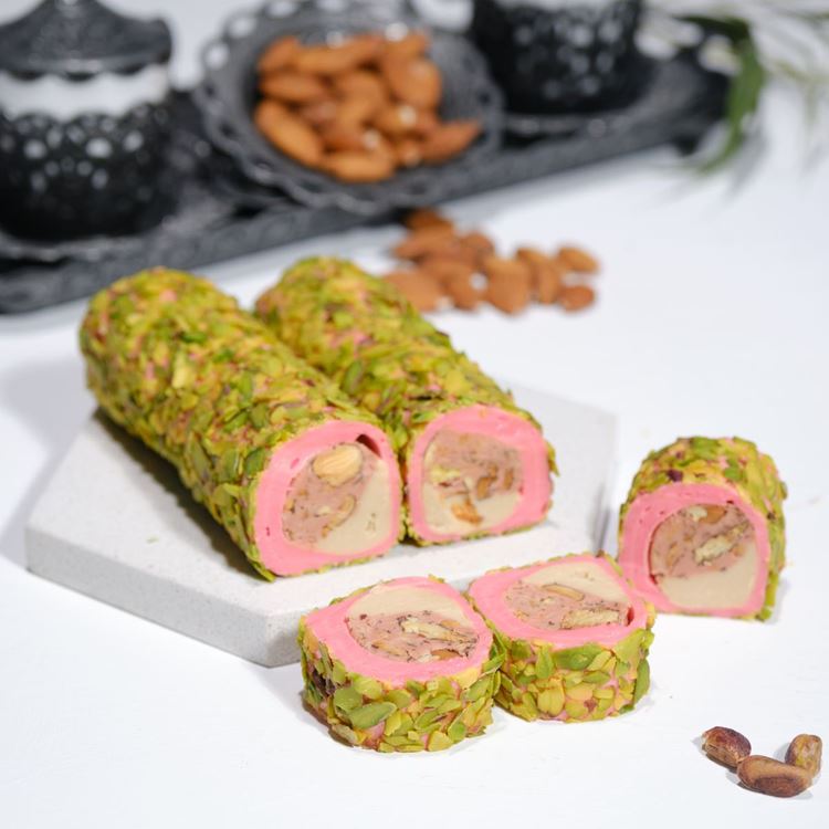 Roll with Sliced Pistachios, Strawberries, and Almond Cream