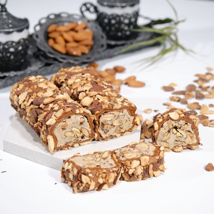 Roll with Almond Pieces, Caramel, and Cream