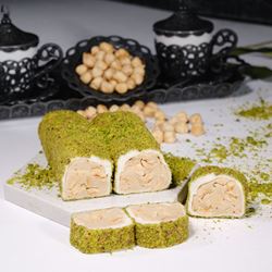 Roll with Powdered Pistachios and Hazelnut Cream
